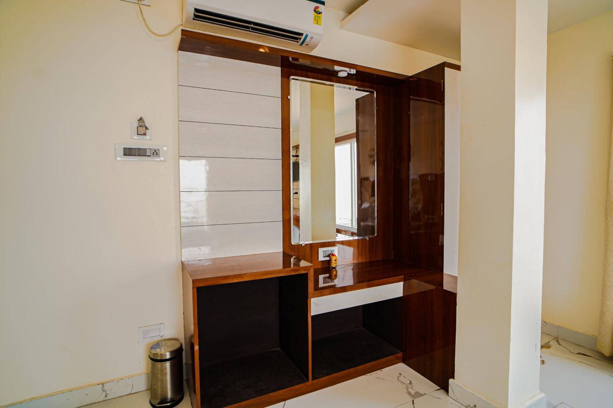 מנדרמוני Prasant On Beach Resort !! Lift - Wifi -Restaurant-Parking Facilities-Newly Decorated Room !! מראה חיצוני תמונה