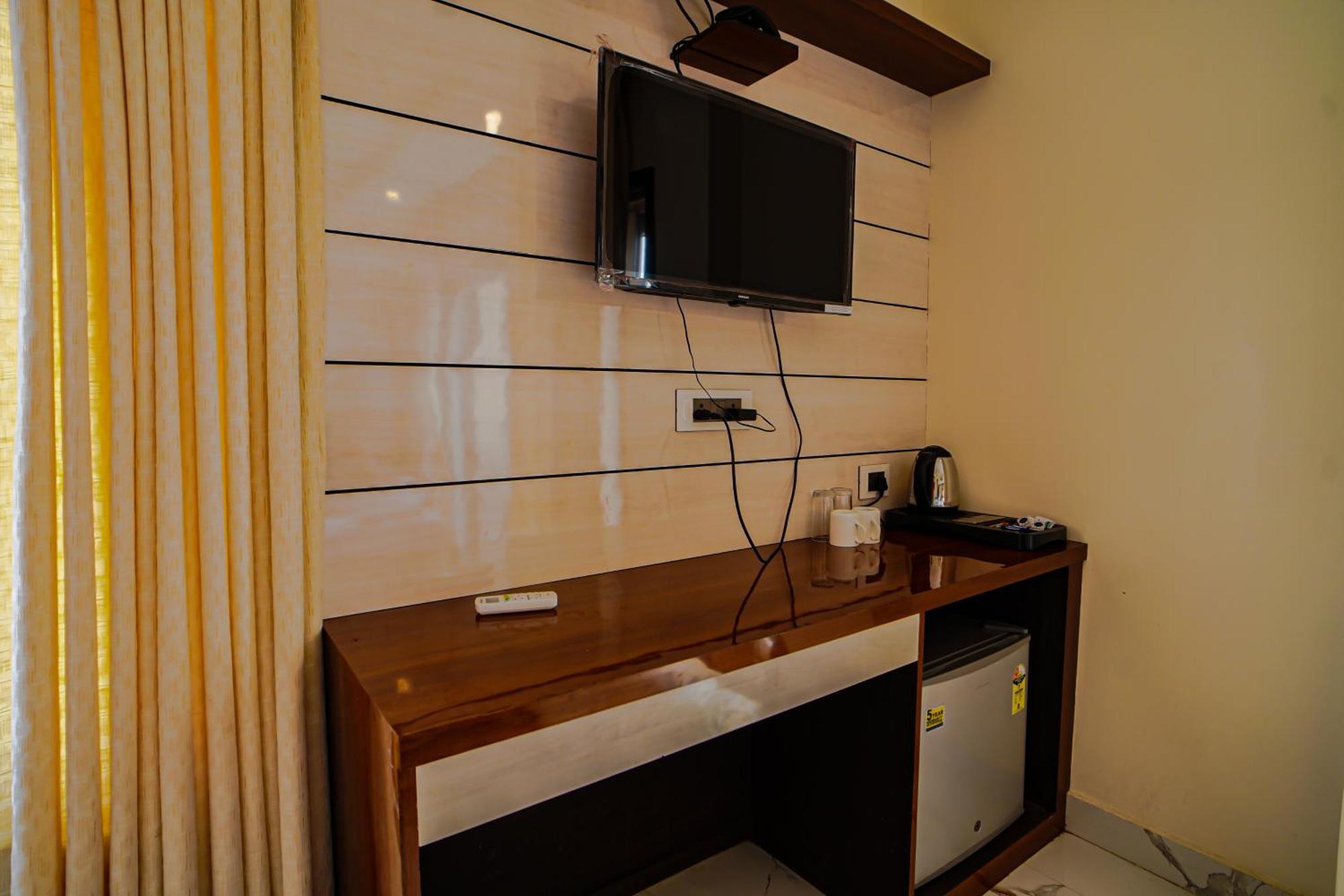מנדרמוני Prasant On Beach Resort !! Lift - Wifi -Restaurant-Parking Facilities-Newly Decorated Room !! מראה חיצוני תמונה