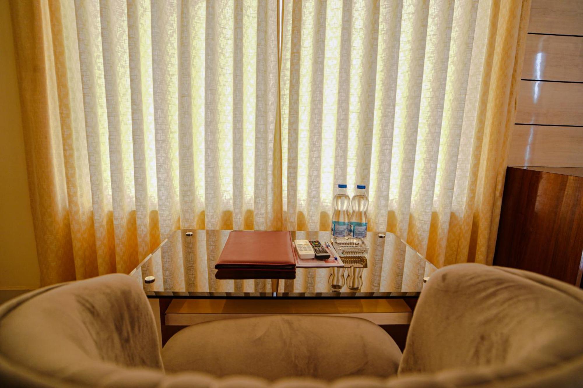 מנדרמוני Prasant On Beach Resort !! Lift - Wifi -Restaurant-Parking Facilities-Newly Decorated Room !! מראה חיצוני תמונה