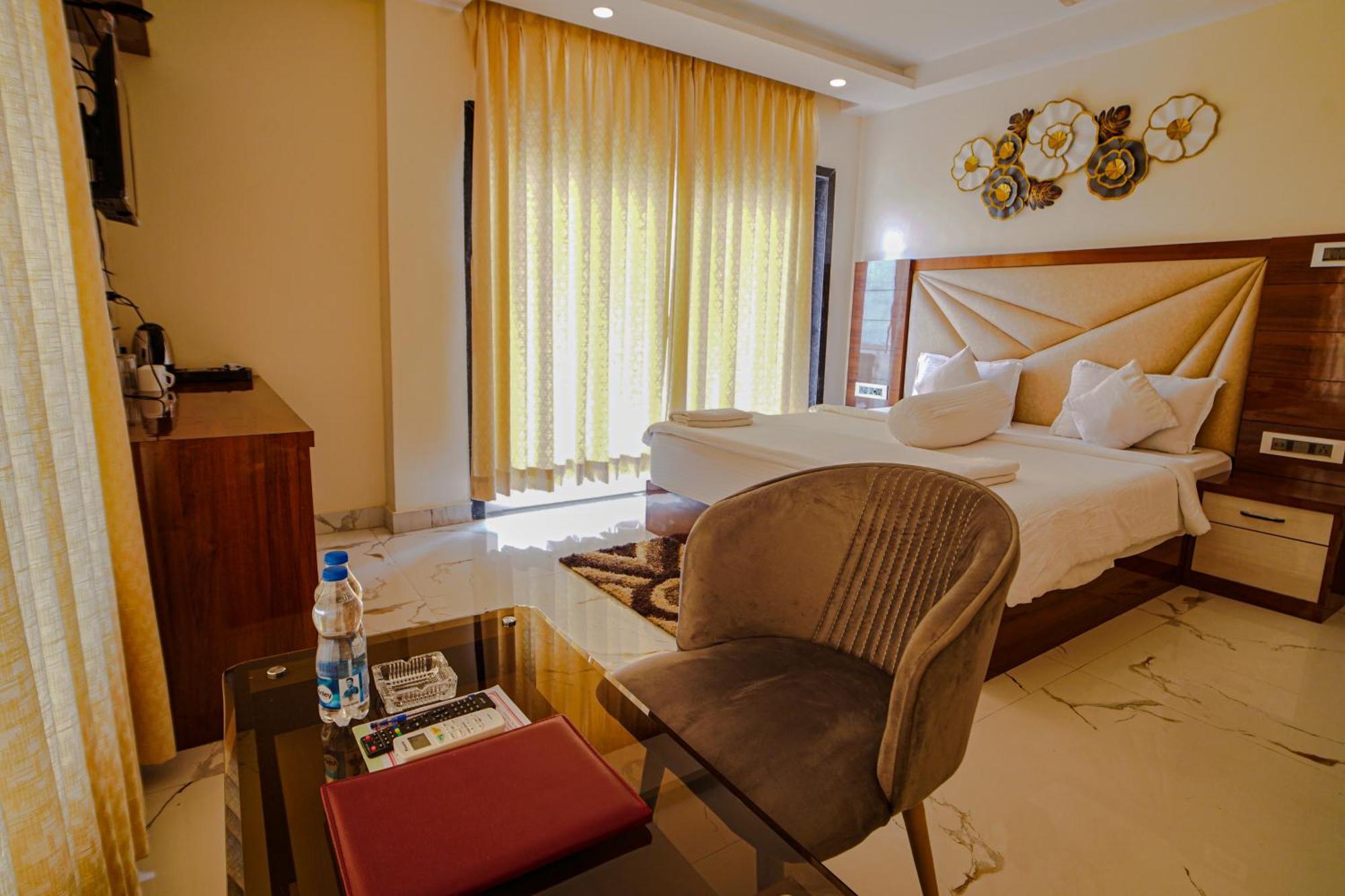 מנדרמוני Prasant On Beach Resort !! Lift - Wifi -Restaurant-Parking Facilities-Newly Decorated Room !! מראה חיצוני תמונה