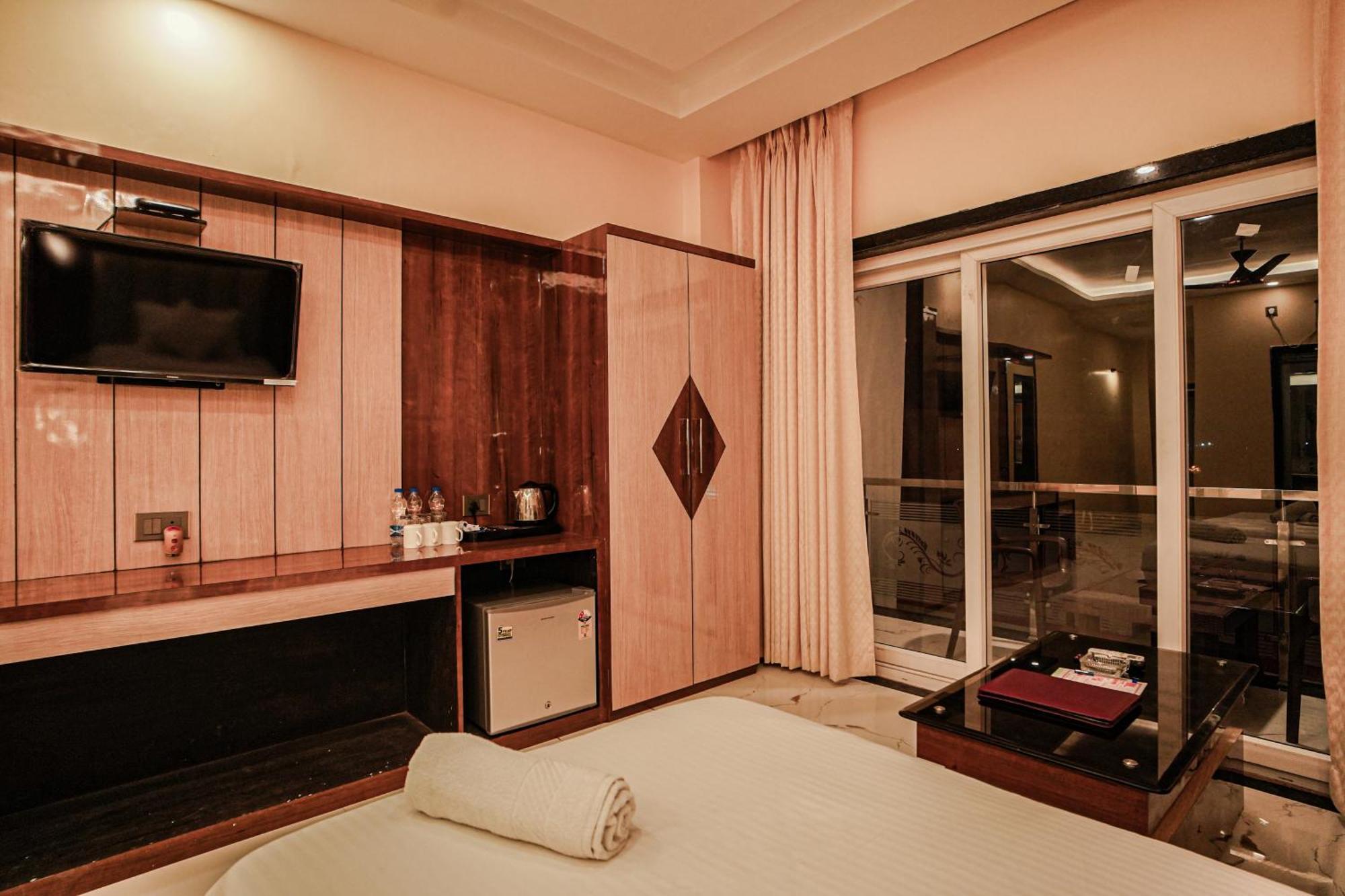 מנדרמוני Prasant On Beach Resort !! Lift - Wifi -Restaurant-Parking Facilities-Newly Decorated Room !! מראה חיצוני תמונה