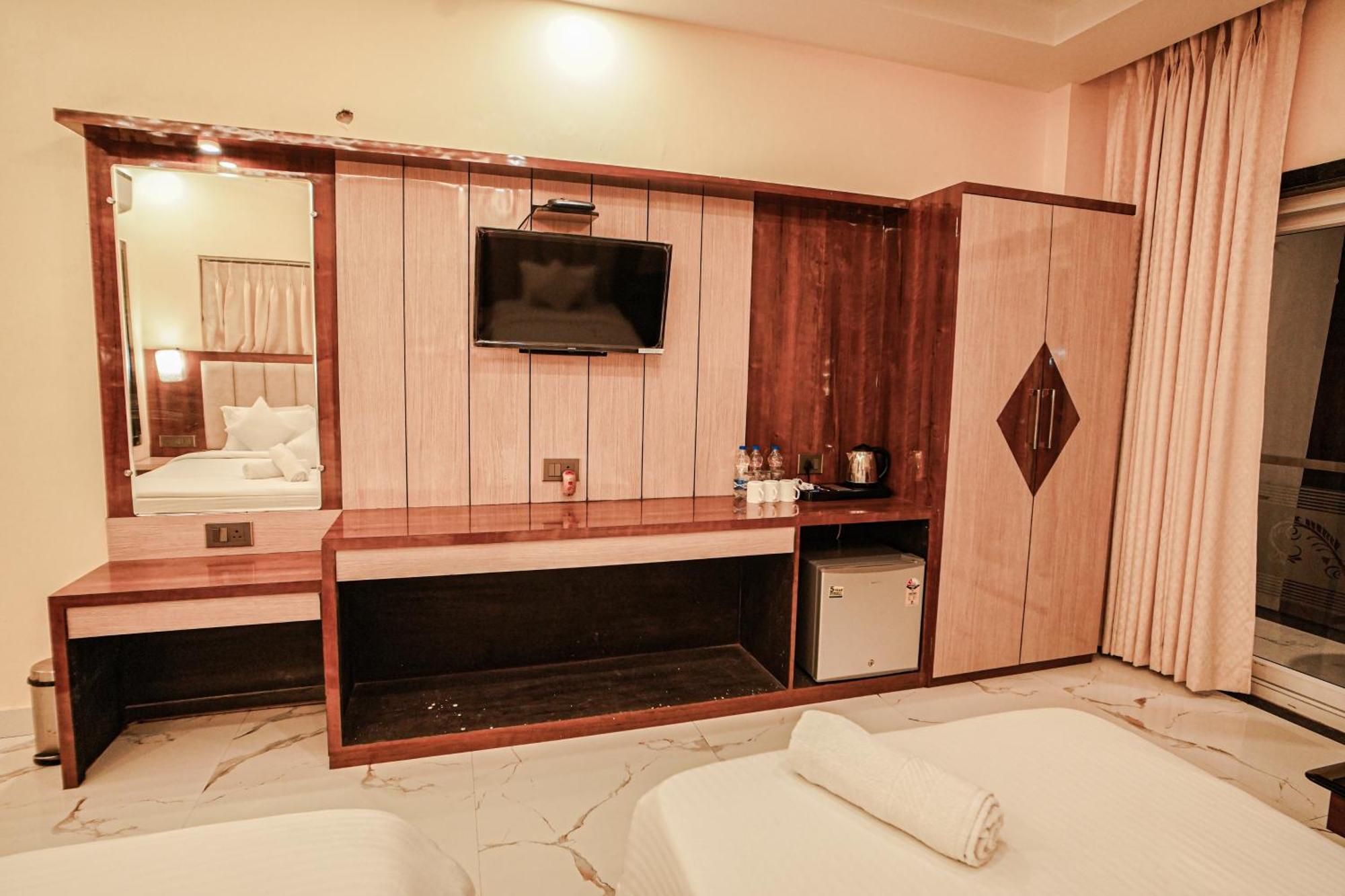 מנדרמוני Prasant On Beach Resort !! Lift - Wifi -Restaurant-Parking Facilities-Newly Decorated Room !! מראה חיצוני תמונה