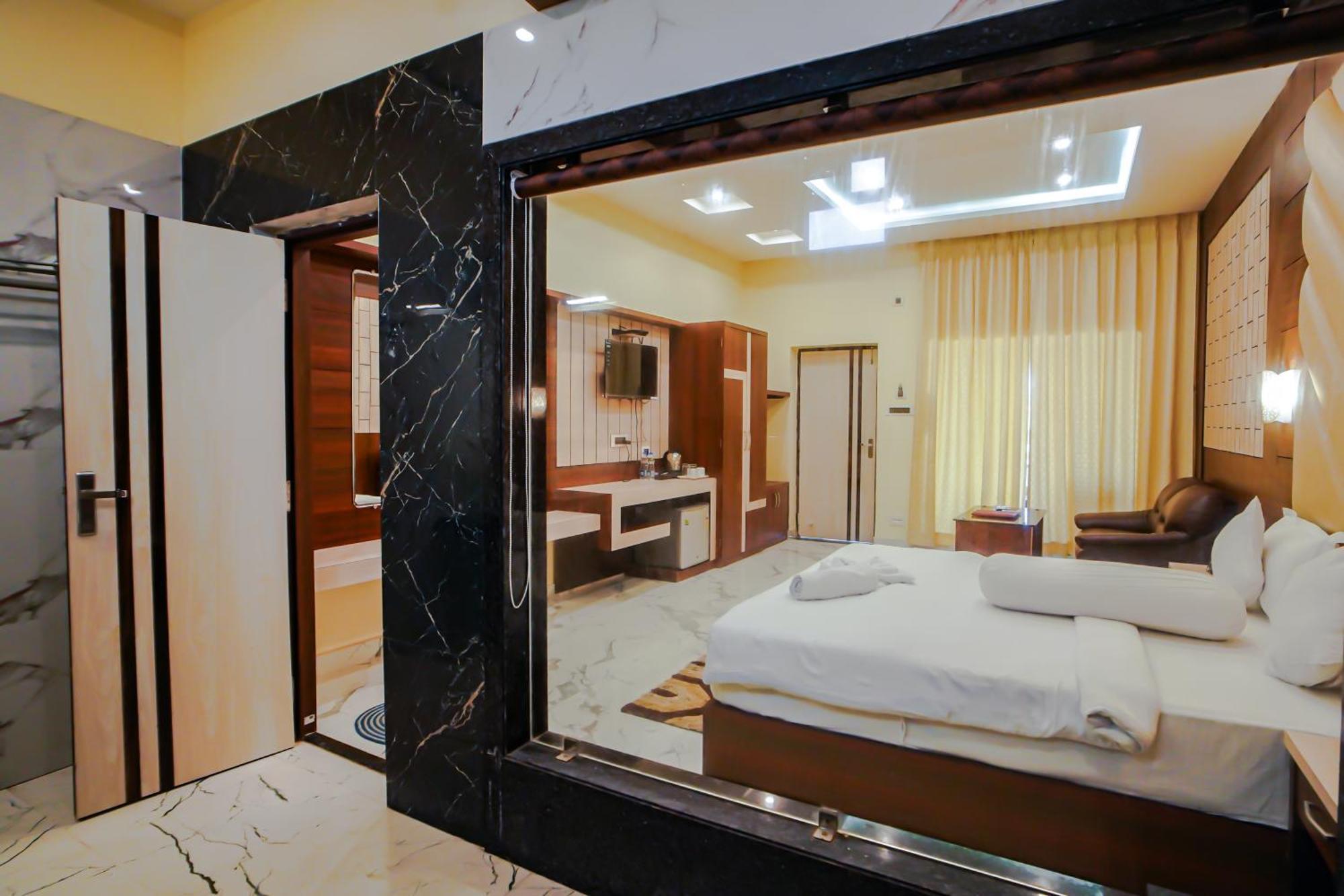 מנדרמוני Prasant On Beach Resort !! Lift - Wifi -Restaurant-Parking Facilities-Newly Decorated Room !! מראה חיצוני תמונה
