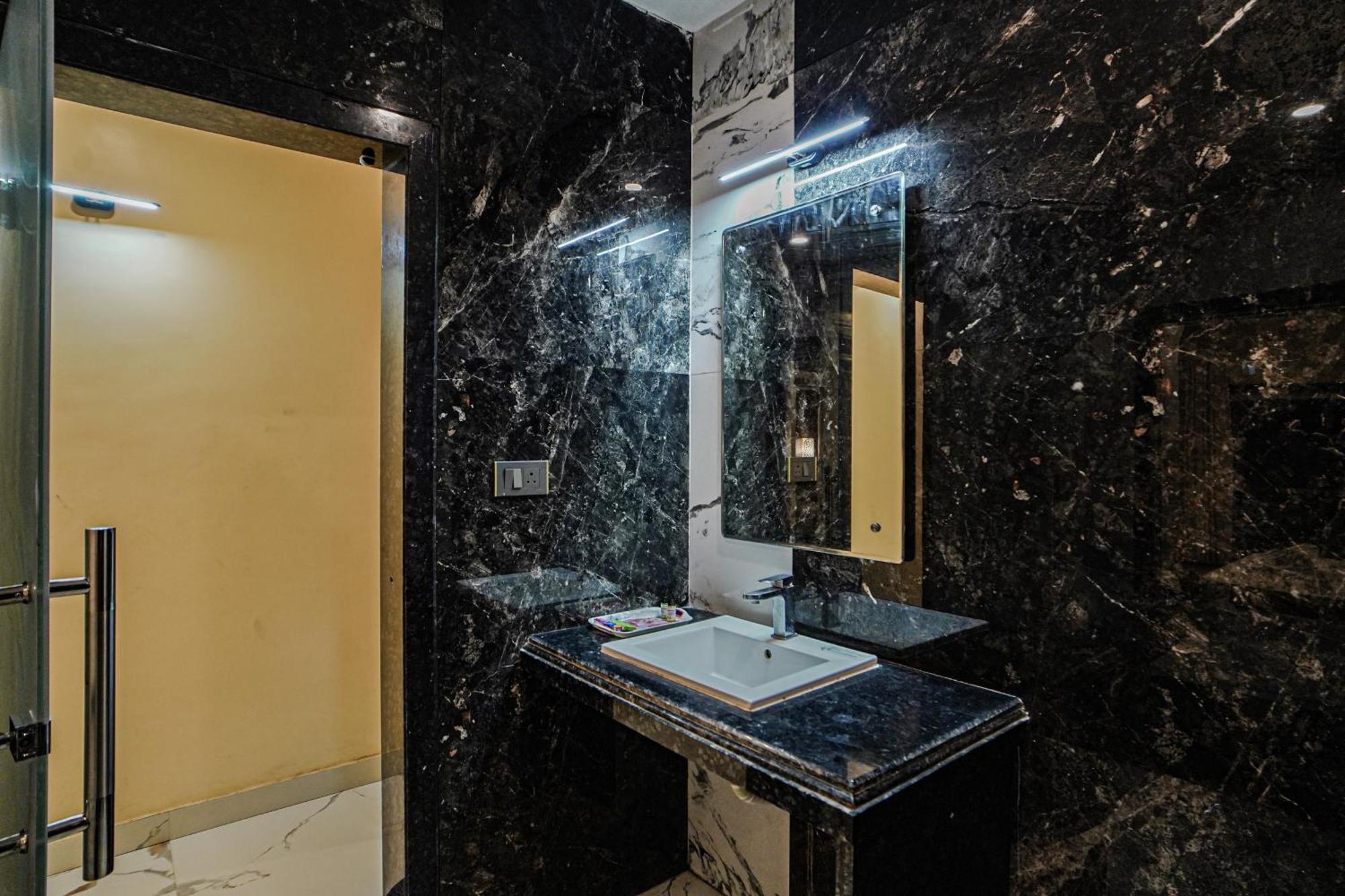 מנדרמוני Prasant On Beach Resort !! Lift - Wifi -Restaurant-Parking Facilities-Newly Decorated Room !! מראה חיצוני תמונה