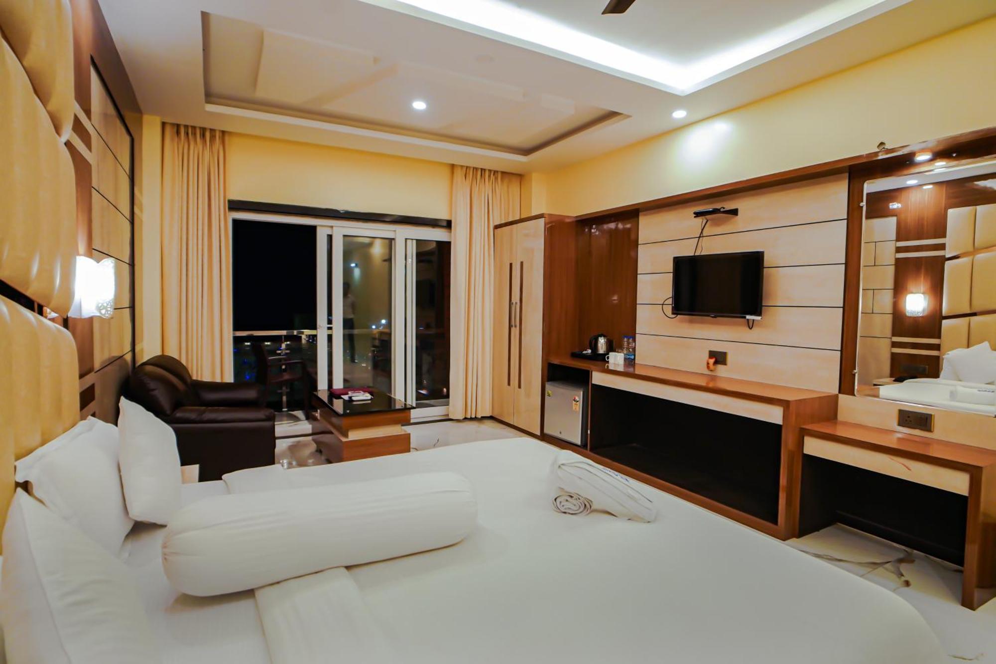 מנדרמוני Prasant On Beach Resort !! Lift - Wifi -Restaurant-Parking Facilities-Newly Decorated Room !! מראה חיצוני תמונה