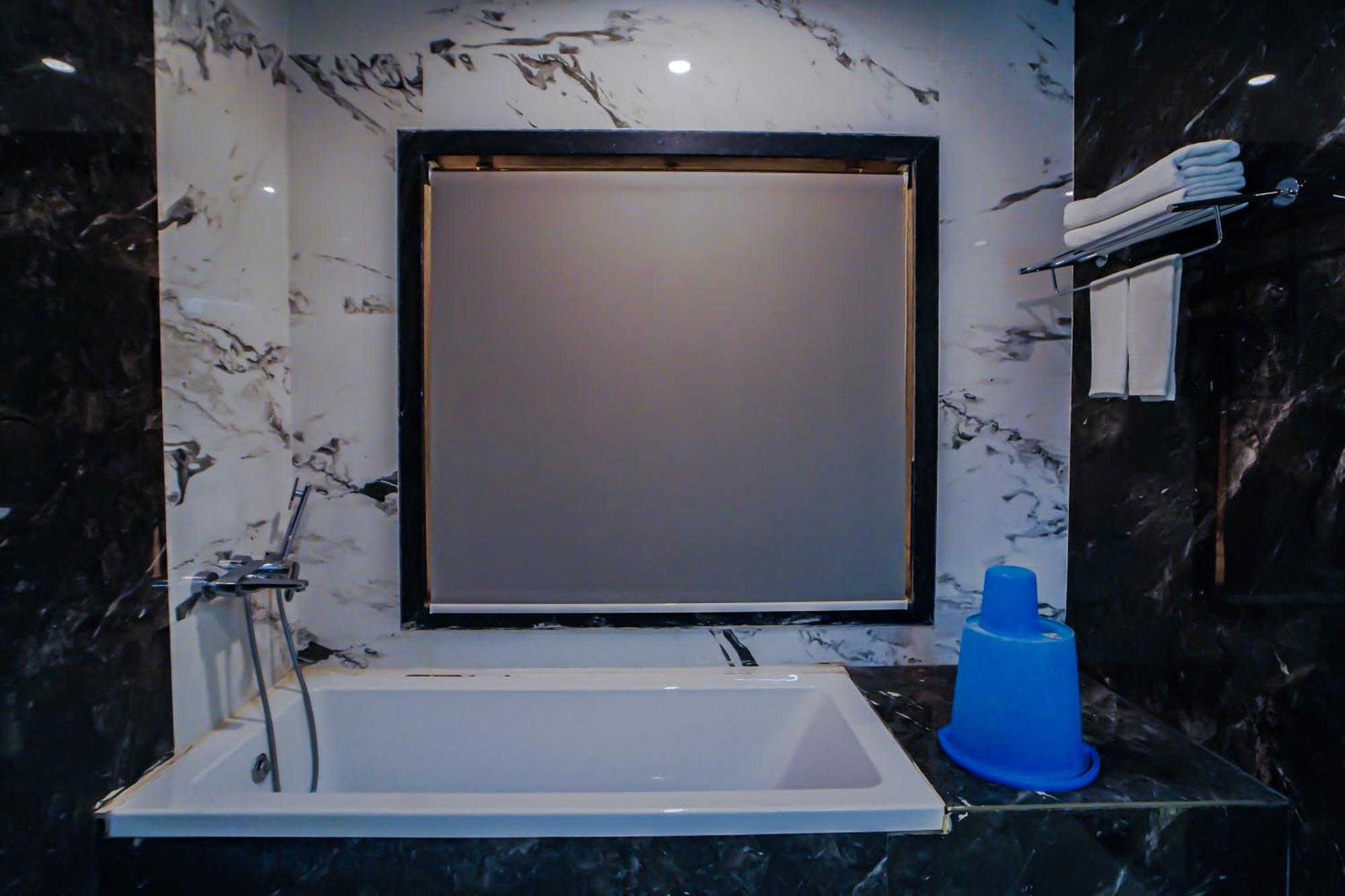 מנדרמוני Prasant On Beach Resort !! Lift - Wifi -Restaurant-Parking Facilities-Newly Decorated Room !! מראה חיצוני תמונה