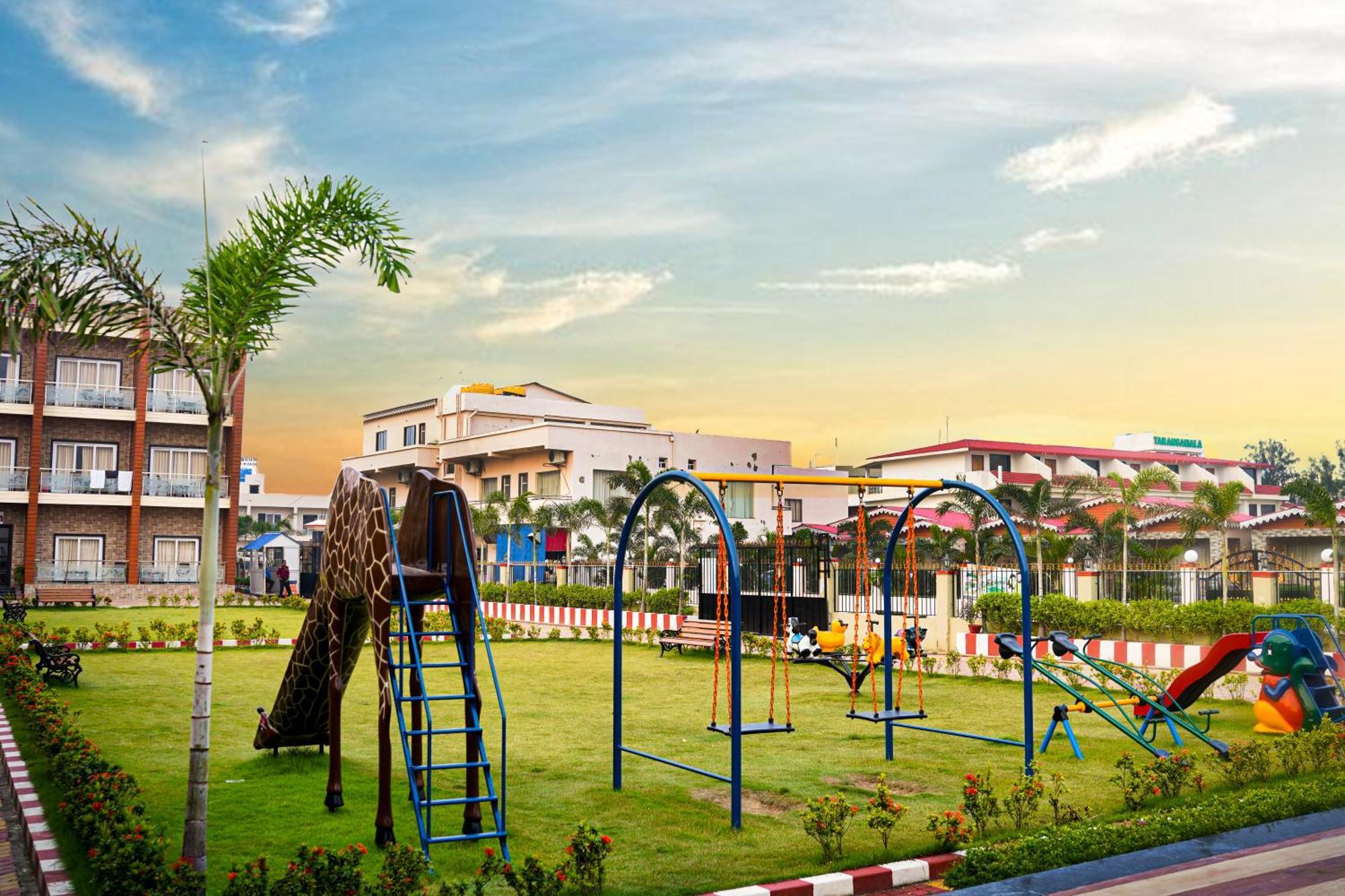 מנדרמוני Prasant On Beach Resort !! Lift - Wifi -Restaurant-Parking Facilities-Newly Decorated Room !! מראה חיצוני תמונה