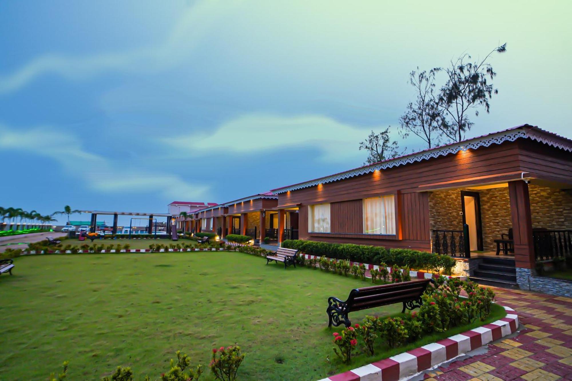מנדרמוני Prasant On Beach Resort !! Lift - Wifi -Restaurant-Parking Facilities-Newly Decorated Room !! מראה חיצוני תמונה